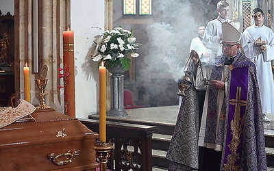 ▲	Ordynariusz świdnicki przewodniczył Eucharystii i obrzędom pogrzebowym.