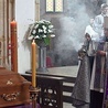 ▲	Ordynariusz świdnicki przewodniczył Eucharystii i obrzędom pogrzebowym.