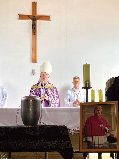 ▲	Biskup Ignacy Dec żegnający kolegę z rocznika święceń. 