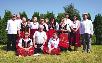 	Jubilat z proboszczem ks. Januszem  Smerdą (w pierwszym rzędzie).