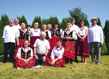 	Jubilat z proboszczem ks. Januszem  Smerdą (w pierwszym rzędzie).