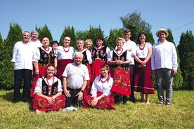 	Jubilat z proboszczem ks. Januszem  Smerdą (w pierwszym rzędzie).