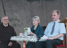 ▲	Uczestnicy sesji (od lewej): o. Piotr Mróz OFM, Ewa Jednorowska i dr Paweł Glugla. 