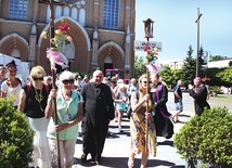 	Pielgrzymów wyruszających w drogę błogosławił ordynariusz. Odprowadza ks. Mirosław Kszczot.