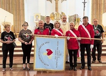 Nową chorągiew poświęcił ks. kan. Jerzy Musiałek.