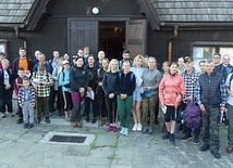 Pierwsi uczestnicy nabożeństwa Via Lucis przy kościele św. Katarzyny.