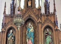Zabytkowy ołtarz główny z figurami z 1896 roku.