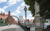 ◄	Sebastian Bagiński  przy moście Tumskim,  gdzie gości witają  św. Jan Chrzciciel  z muszlą w dłoni  i św. Jadwiga.