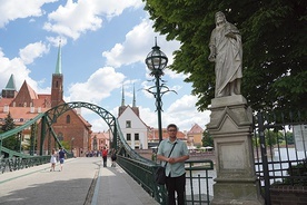 ◄	Sebastian Bagiński  przy moście Tumskim,  gdzie gości witają  św. Jan Chrzciciel  z muszlą w dłoni  i św. Jadwiga.