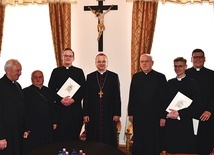 ▲	Wkrótce neoprezbiterzy ks. Paweł Ciborowski--Kozłowski, ks. Tomasz Dragańczuk (drugi z prawej) i ks. Paweł Marciniak (pierwszy z prawej) trafią na swoje pierwsze placówki. Na zdjęciu z biskupem i swoimi proboszczami. 