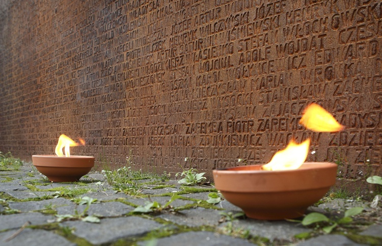 Rzecznik MSZ: Usunięcie polskich flag z cmentarza w Katyniu to mordowanie pamięci żołnierzy