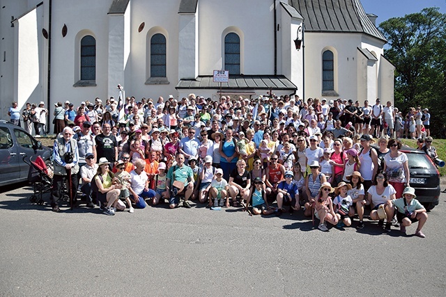 	Pątnikom towarzyszyło upalne słońce.