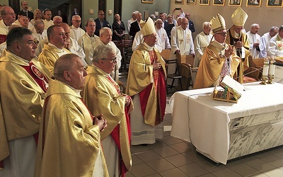 Na dziękczynnej Mszy św. wspólnie modlili się księża, pracownicy i przyjaciele Domu.