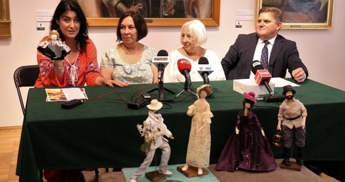 O ekspozycji i warsztatach opowiadają (od lewej) Ilona Pulnar-Ferdjani, Anna Michalczyk, Jolanta Weiser i Leszek Ruszczyk.