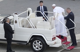 Franciszek: Od trzech dni jestem w stanie chodzić