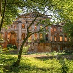 Pałac w Sławikowie przetrwał II wojnę światową.  Do ruiny doprowadziła go polityka PRL.