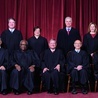 To oni zdecydowali. Siedzą od lewej:  Samuel Alito (za), Clarence Thomas (za), John G. Roberts (stanowisko pośrednie),  Stephen Breyer (przeciw) i Sonia Sotomayor (przeciw). Stoją od lewej:  Brett Kavanaugh (za), Elena Kagan (przeciw), Neil Gorsuch (za)  i Amy Coney Barrett (za).