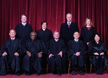 To oni zdecydowali. Siedzą od lewej:  Samuel Alito (za), Clarence Thomas (za), John G. Roberts (stanowisko pośrednie),  Stephen Breyer (przeciw) i Sonia Sotomayor (przeciw). Stoją od lewej:  Brett Kavanaugh (za), Elena Kagan (przeciw), Neil Gorsuch (za)  i Amy Coney Barrett (za).