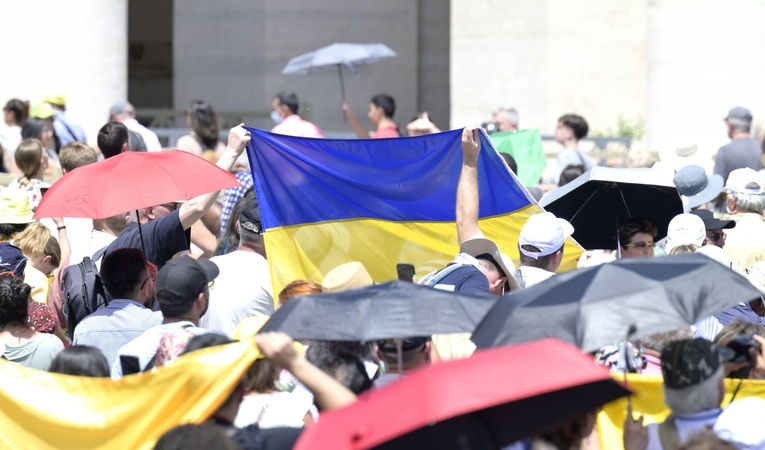 Papież: Atak na centrum handlowe w Krzemieńczuku to barbarzyństwo