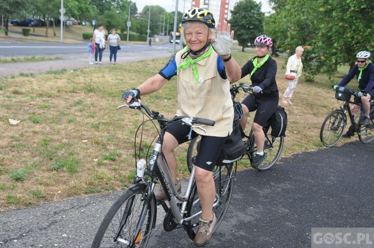 Głogów. Pątnicy na rowerach zmierzają na Jasną Górę