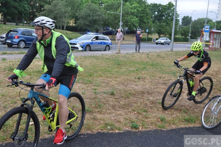 Głogów. Pątnicy na rowerach zmierzają na Jasną Górę