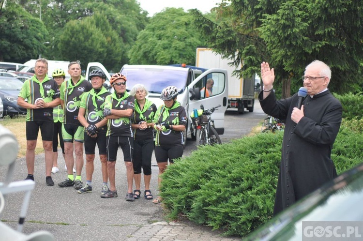 Głogów. Pątnicy na rowerach zmierzają na Jasną Górę