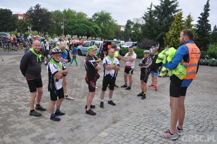 Głogów. Pątnicy na rowerach zmierzają na Jasną Górę