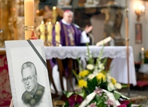 Przy trumnie postawiono portret zmarłego kapłana.