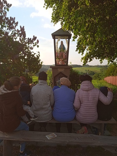 Kościoły, kapliczki i krzyże z Szerzyn i okolic