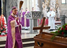 Obrzędom pogrzebowym przewodniczył bp Adam Bałabuch.