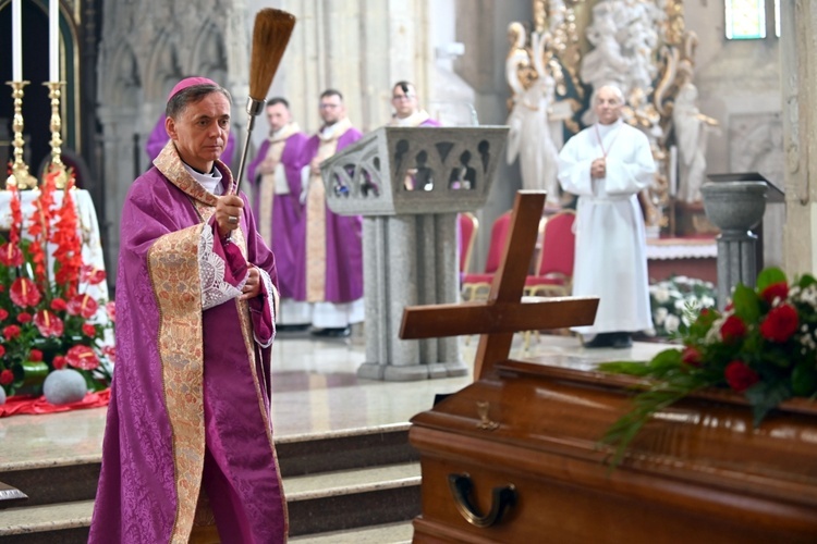 Obrzędom pogrzebowym przewodniczył bp Adam Bałabuch.