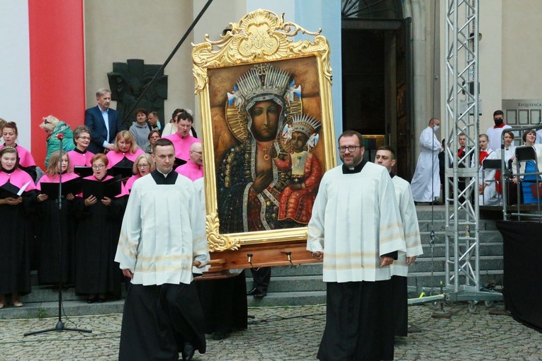 Procesja z cudownym obrazem Matki Bożej wychodzi na ulice Lublina 3 lipca.