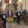 Wojownicy Maryi niosący obraz Matki Bożej Łaskawej.