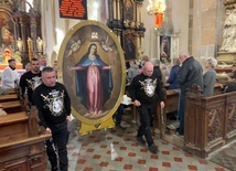 Wojownicy Maryi niosący obraz Matki Bożej Łaskawej.