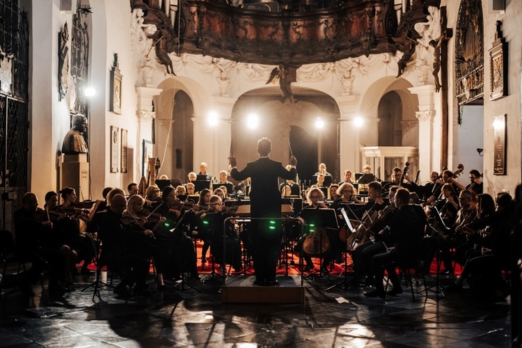 W pierwszym koncercie wystąpiła m.in. Orkiestra Symfoniczna Polskiej Filharmonii Bałtyckiej.