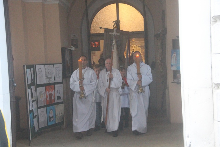 Z elżbietankami w tle