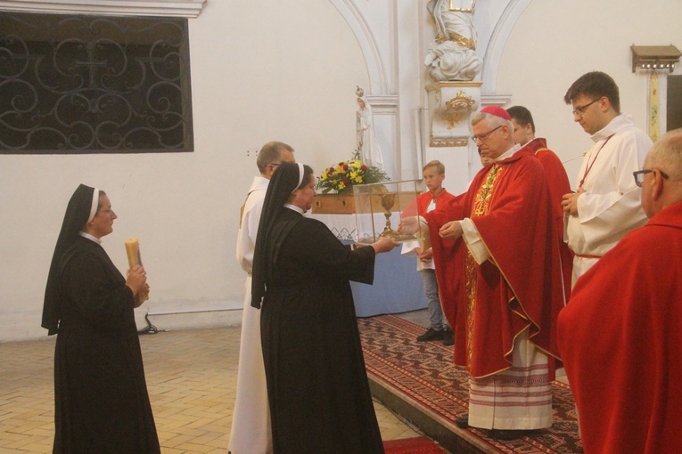 Z elżbietankami w tle