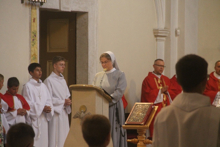 Z elżbietankami w tle