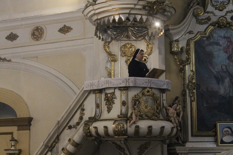 Z elżbietankami w tle