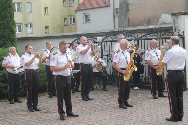 Z elżbietankami w tle