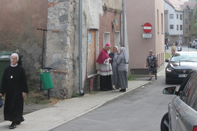 Z elżbietankami w tle