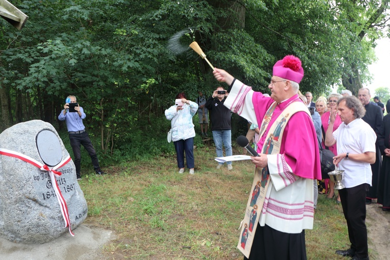 Bałdy. Osłonięto głaz upamiętniający bp. Józefa Geritza