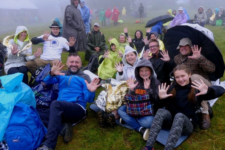 Całe rodziny świętują podczas 10. Ewangelizacji w Beskidach.