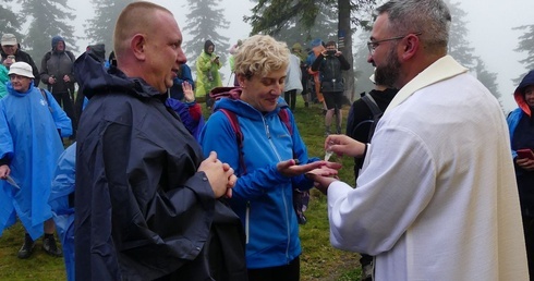 Każdy mógł przyjąć namaszczenie rychwałdzkim olejkiem radości - małżonkowie otrzymywali także specjalne błogosławieństwo.