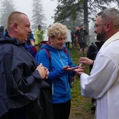 Każdy mógł przyjąć namaszczenie rychwałdzkim olejkiem radości - małżonkowie otrzymywali także specjalne błogosławieństwo.