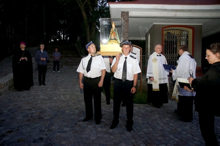 Bardo. Nocą ruszyli śladami różańcowych tajemnic