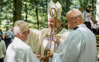 Po homilii bp Wiesław wraz z kapłanami udzielił sakramentu namaszczenia chorych kilkuset wiernym.
