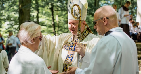 Po homilii bp Wiesław wraz z kapłanami udzielił sakramentu namaszczenia chorych kilkuset wiernym.