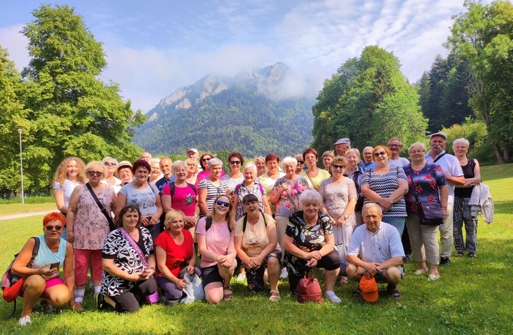 Uczestnicy wyjazdu. Widok na zamek w Czorsztynie i Niedzicy.