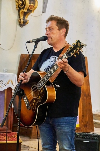 Paweł Dudzik zagrał dla Maryi w Świdnicy i  Krajanowie